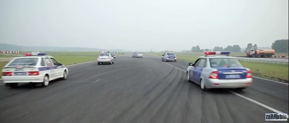 16 машин ГИБДД за Nissan Skyline GT-R