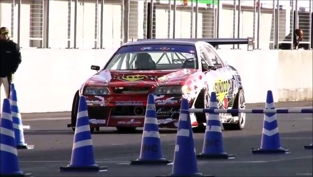 CRAZY Nissan GTR R35 Drifting vs Daigo Saito Formula Drift Japan