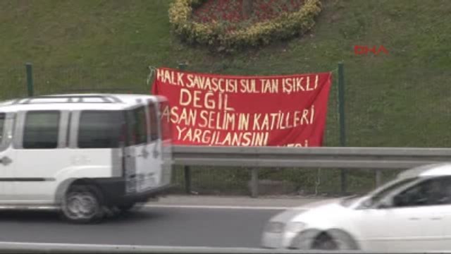 Otoyol Kenarına Asılan Pankart Polisi Alarma Geçirdi