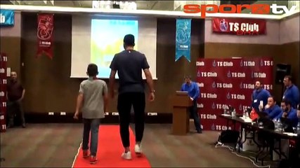 Trabzonsporlu futbolcular podyumda