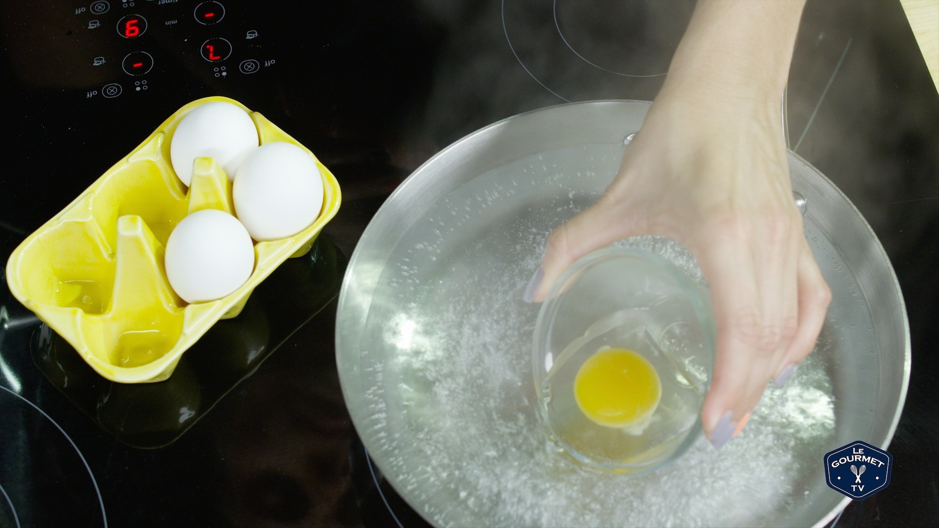 ⁣Tip: How -To Poach Eggs - Le Gourmet TV