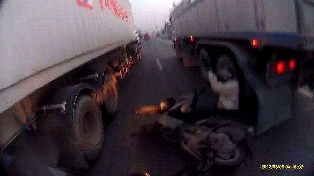 Un motard très chanceux échappe à la mort à 2 reprises presque écrasé par 2 camions!