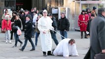 Papst hält Ministranten an der leine! kranker Prank - lustige street comedy
