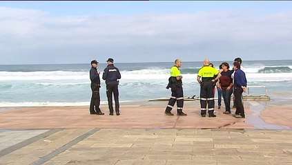 Скачать видео: Fallecen los surfistas rescatados en la playa de Zarautz