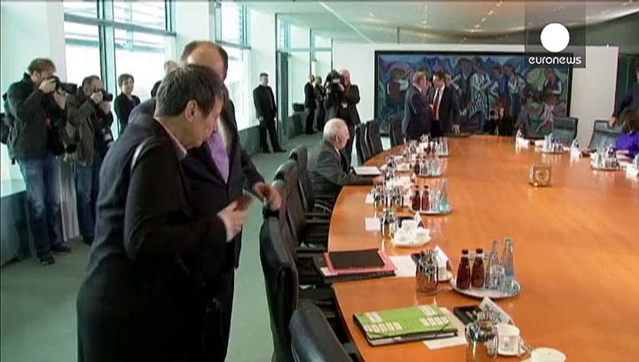 «Χρήματα μόνο όταν το πρόγραμμα ολοκληρωθεί», διαμηνύει την Ελλάδα ο Β. Σόιμπλε