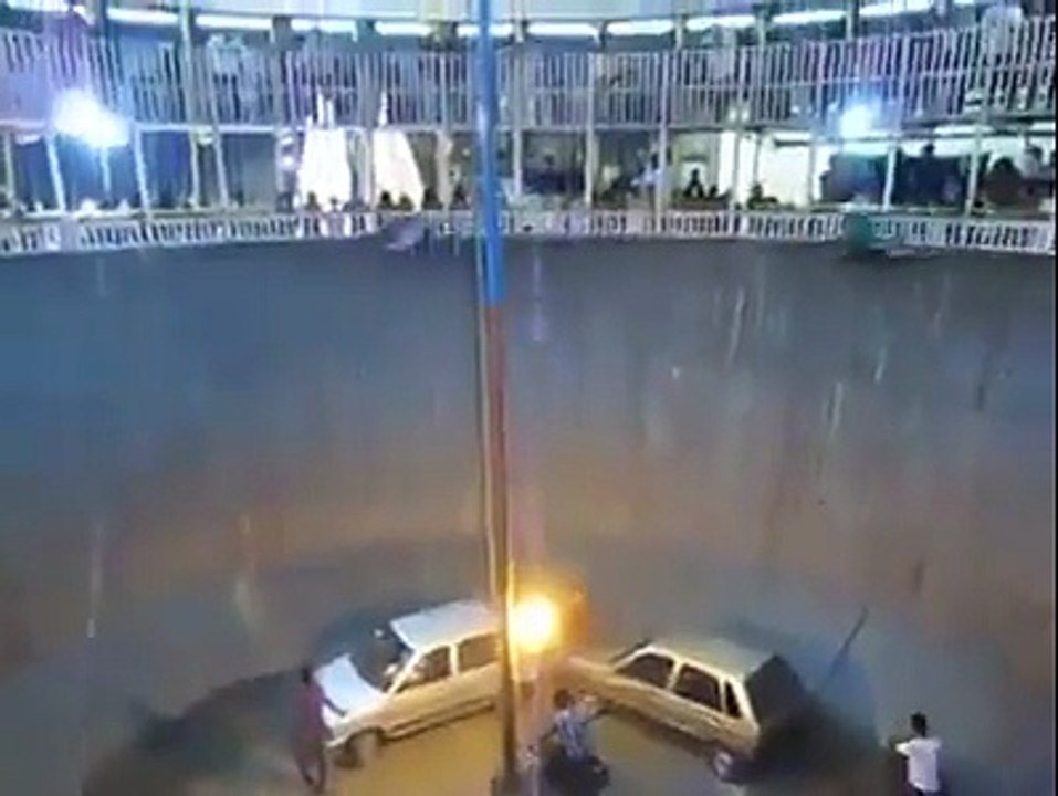 Well Of Death – 4 Cars And 5 Motor Cycles – Great Talent In Pakistan