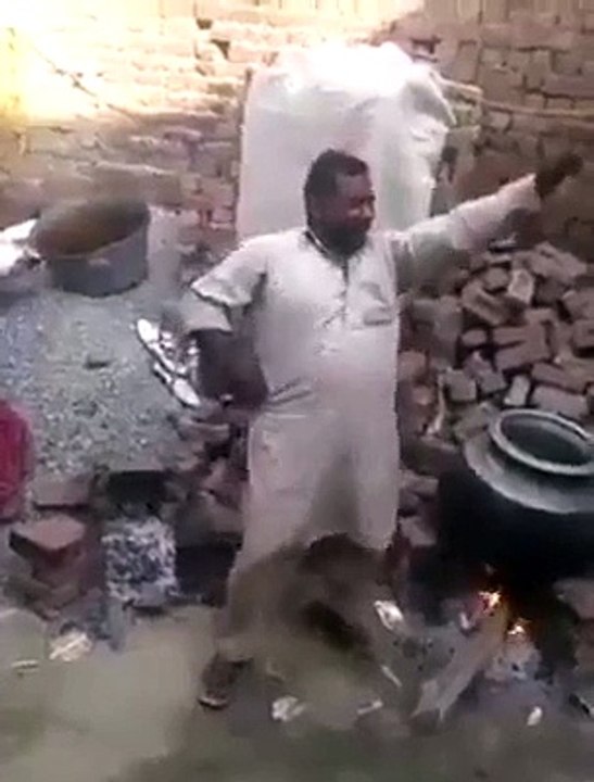FUNNY PAKISTANI COCK DANCE ON INDIAN SONG
