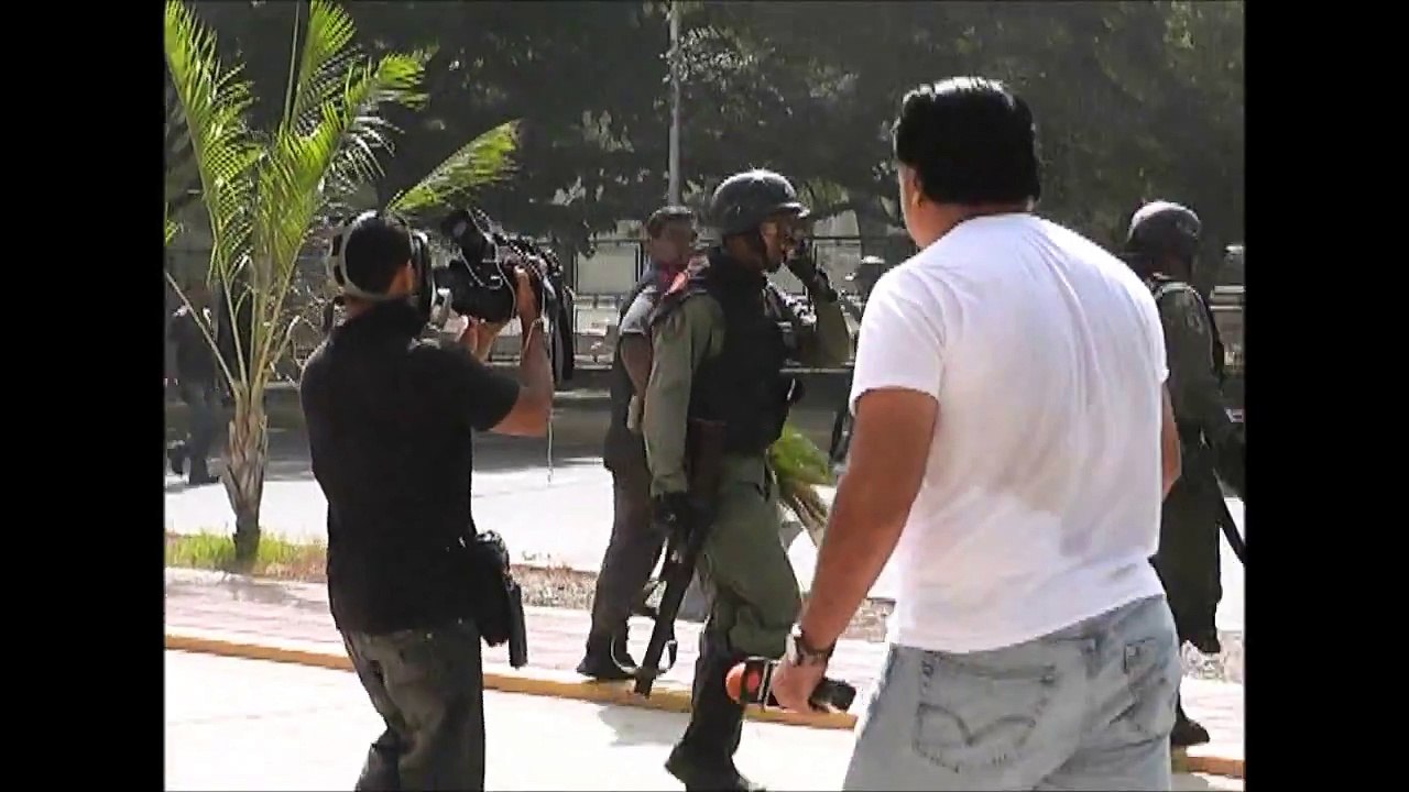 Funcionarios de la GNB intentan arrebatarle las cámaras a reporteros de Televen
