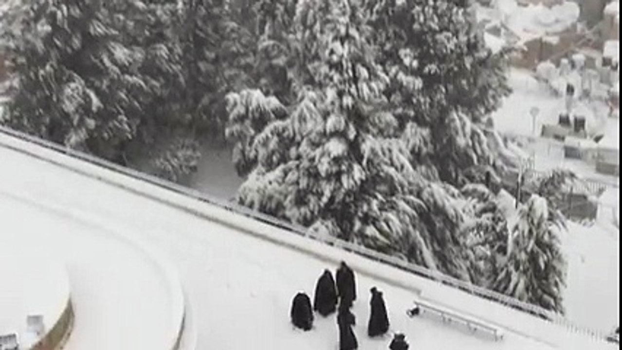 Ces moines se livrent à une bataille de boules de neige !