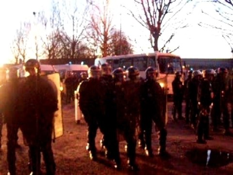 manifestants anti-Sakrozy à Caen face au CRS