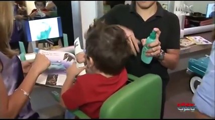 كيف تقنع طفلك بالبقاء على  كرسي الحلاق ؟