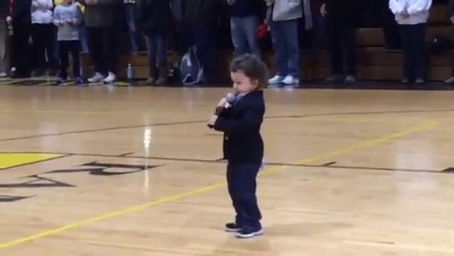 Adorable 2-year-old kid sings National Anthem
