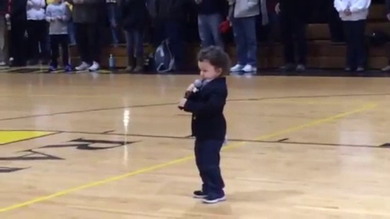 Adorable 2-year-old kid sings National Anthem