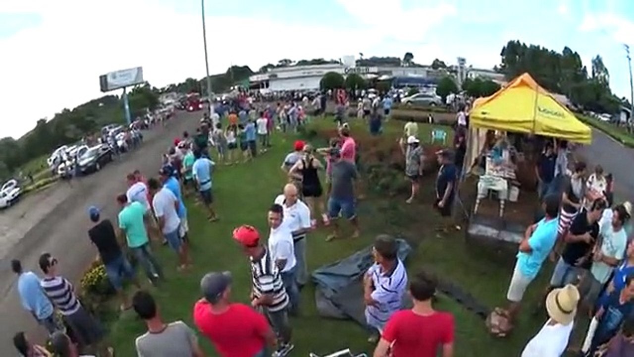 GREVE DOS CAMINHONEIROS: Manifestantes em SC protestam contra a corrupção (25/02/2015)