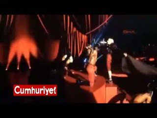 Madonna sahneden böyle düştü