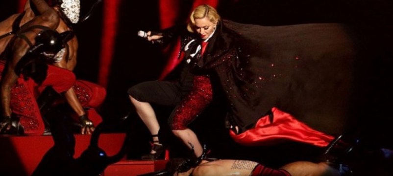 La chute spectaculaire de Madonna aux Brit awards