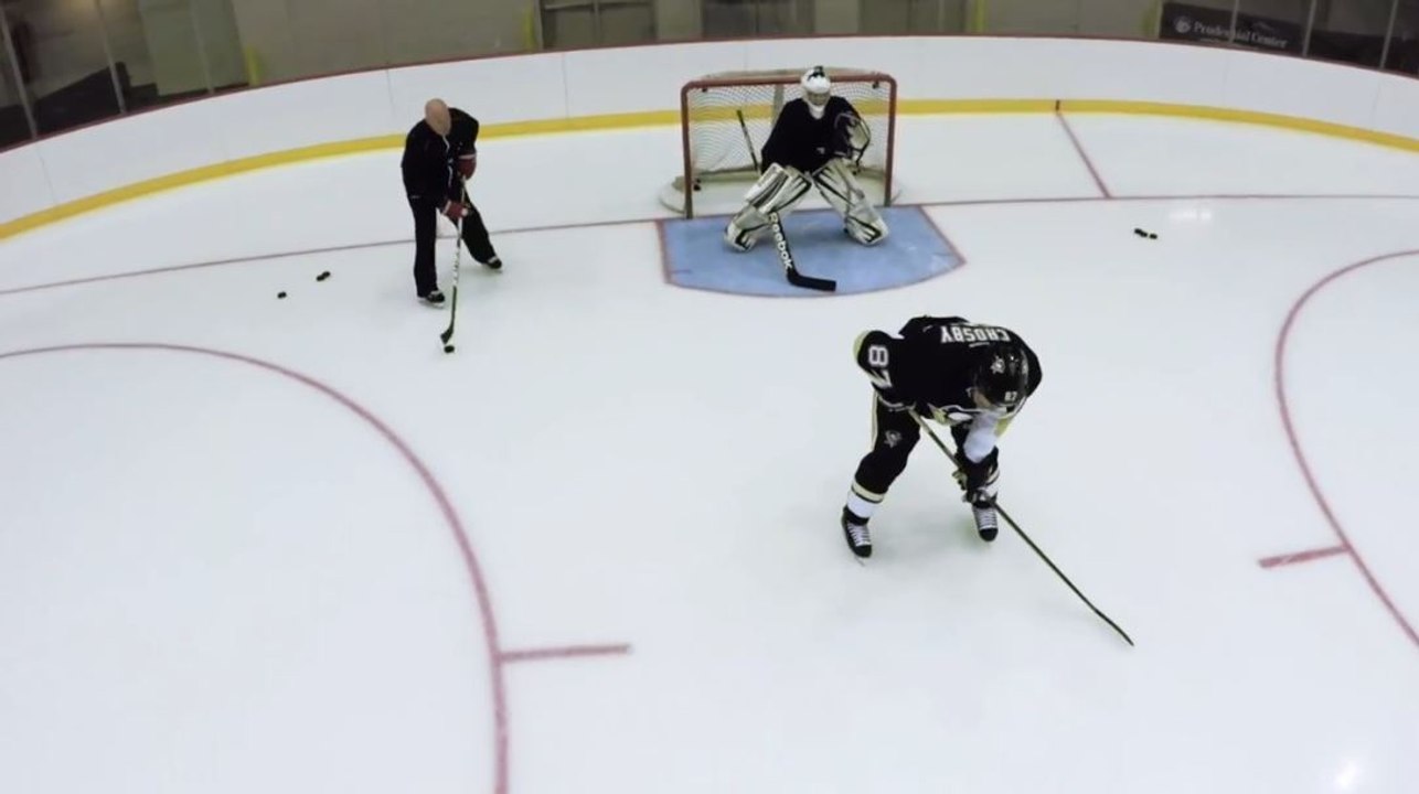 Sidney Crosby s'amuse sur la glace (Hockey)