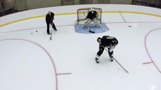 Sidney Crosby s'amuse sur la glace (Hockey)