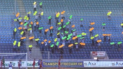 Après 5 matches sans buts, les supporters de l'équipe leur indiquent où se trouve les cages !
