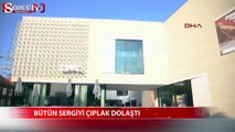 Bütün sergiyi çıplak dolaştı