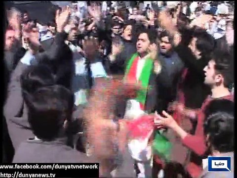 Dunya news- Peshawar: Students hold ptotest against fees hike