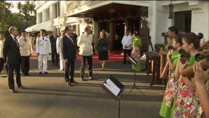 Hollande accueilli aux Philippines sur un air de Joe Dassin au xylophone