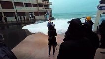 GRANDE MARÉES_ Chute d'une journaliste de BFMTV emportée par une énorme vague en direct à Saint-Malo