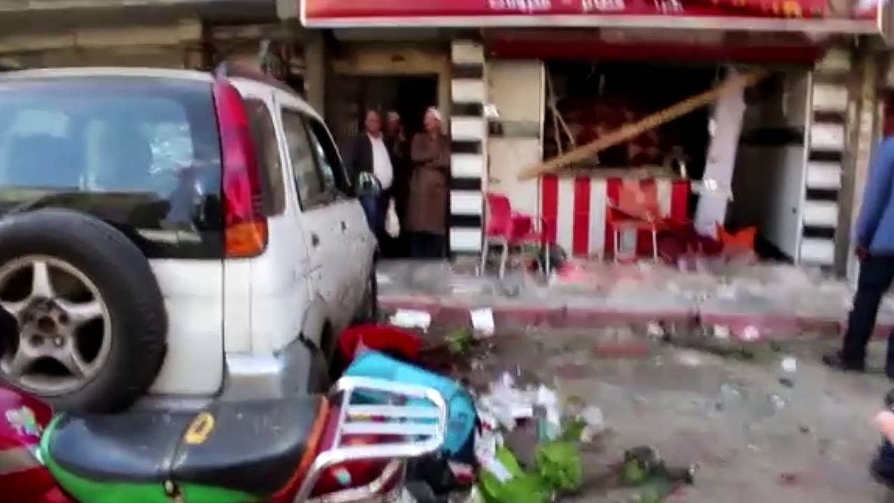 آثار انفجار قنبلة "شارع الوحدة".. والشهود: القتيل فقد قدمه نتيجة الانفجار