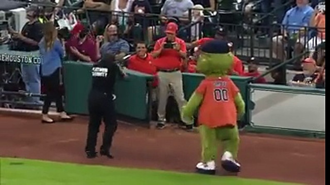 Quand la mascotte défie un agent de sécurité aux USA