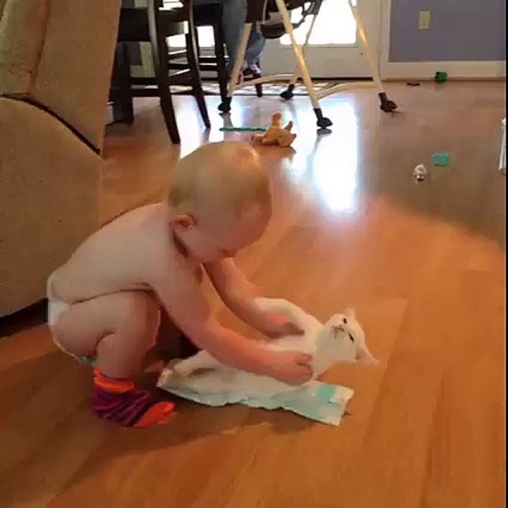 Kedisinin Altını Bağlayan Bebek