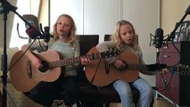 Deux jumelles commencent à chanter un titre connu, leur version vous fera rêver!