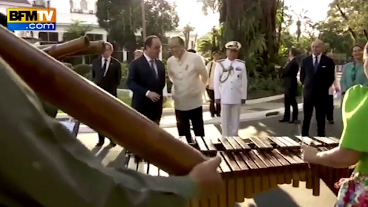 Hollande accueilli par "Les Champs-Élysées" de...