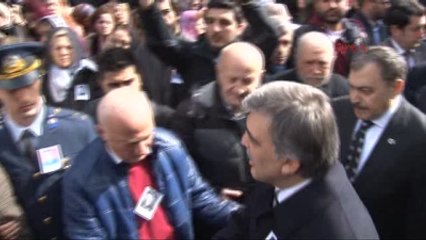 Şehit Pilot Eşinin Kazağını Elinden Düşürmedi