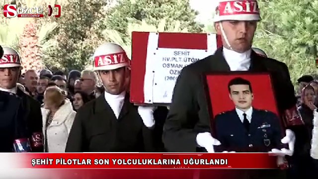 Şehit eşinin tabutunu omuzladı
