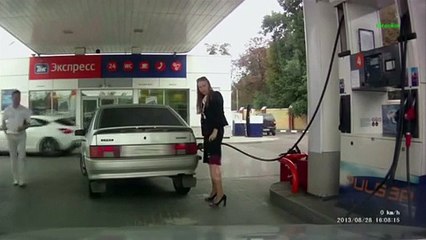 C'est l'histoire d'une femme à la station essence...
