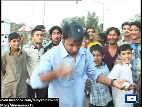 Dunya News - Fans reaches airport with eggs to welcome Moin Khan