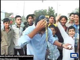 Fans reaches airport with eggs to welcome Moin Khan