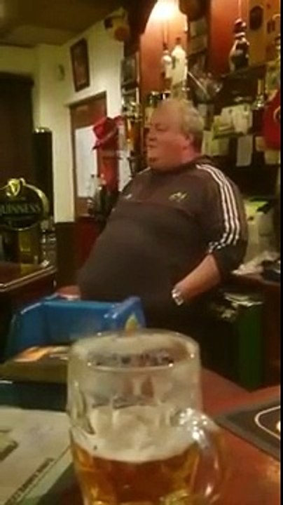 Barman qui sert des bières et chante en même temps