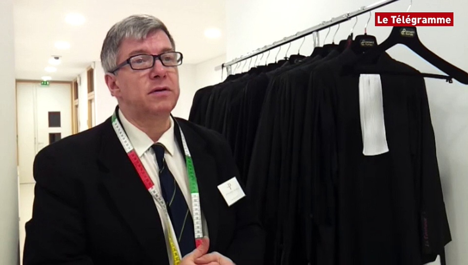 Grande première. Des robes d'avocats et de magistrats vendues à Lorient -  Vidéo Dailymotion
