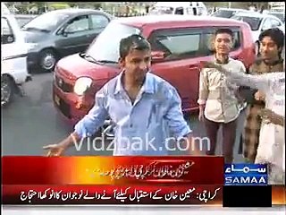 Karachi young boy funny protest against Moin Khan's casino visit
