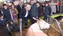 Marine Le Pen drague les agriculteurs à Paris