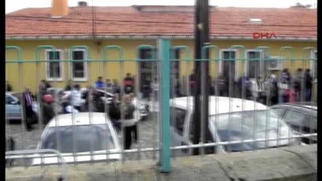 Foça Kaygan Zemin Virajda Kaza Getirdi: 1 Ölü 4 Yaralı