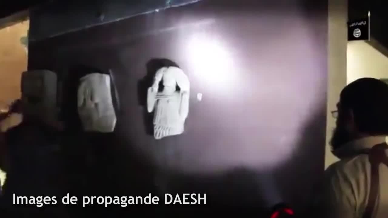 Les membres de Daesh saccagent des œuvres antiques