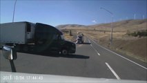 Quand un chauffeur de camion complètement idiot pense qu'il a le temps de passer