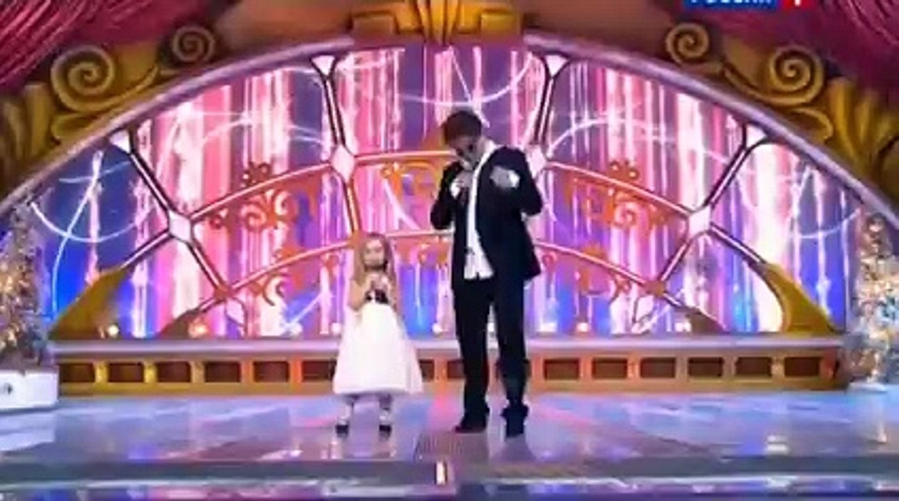 отец с дочкой поют просто класс