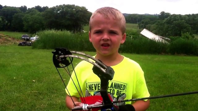 Impressionnant tir à l'arc d'un enfant