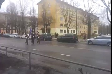 Парад НАТО встретил русский мужик с триколором и гимном СССР (Нарва)