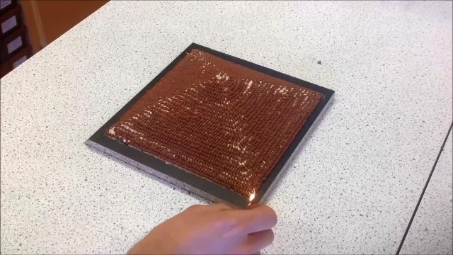 Allumer une pyramide de 5000 allumettes