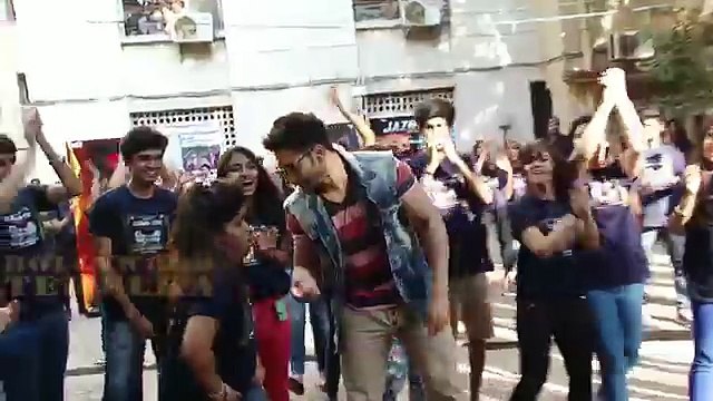 Varun Dhawan & Yami Gautam Hot Romantic Chemistry In Public Badlapur Movie Promotion!