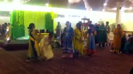 Pakistani Girl Shazia Dancing in Mehndi